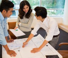 オフショア開発に関する会議の様子